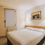 萨拉戈萨广场酒店 *