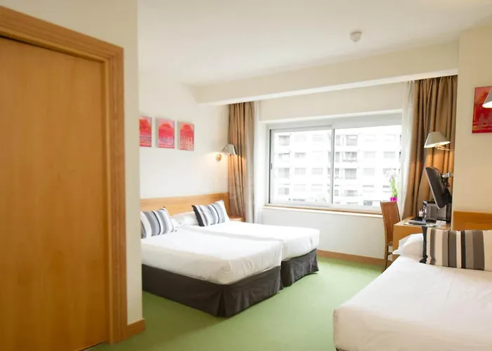 萨拉戈萨广场酒店 *