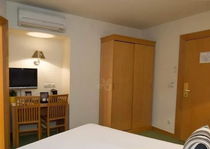 萨拉戈萨广场酒店 *