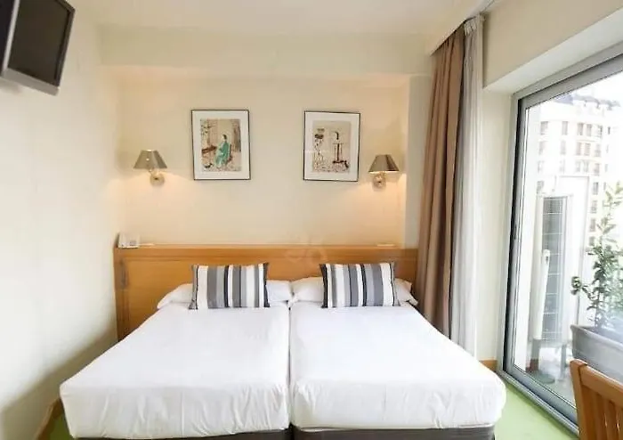 萨拉戈萨广场酒店 酒店 *