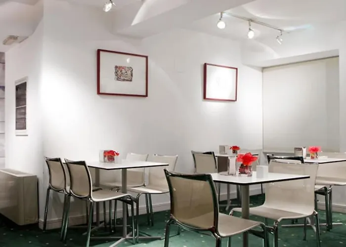 萨拉戈萨广场酒店 *