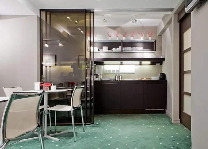 萨拉戈萨广场酒店 酒店 *