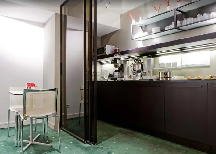 萨拉戈萨广场酒店 *