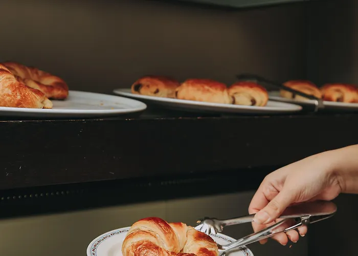 萨拉戈萨广场酒店 *